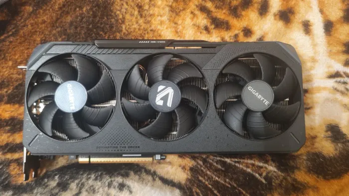 Placa de vídeo RX 9070 XT 16GB Gigabyte *2 meses de comprado*