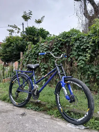 Bicicleta montada Azul - Freios a Disco