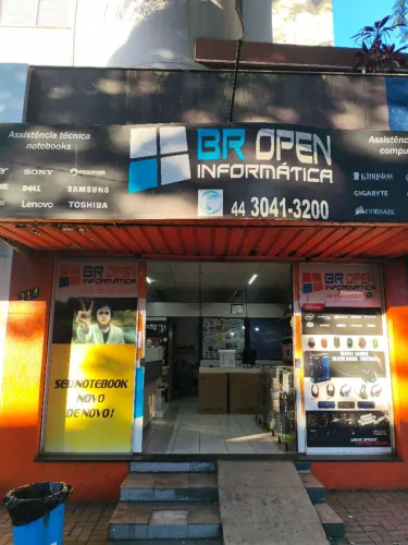 Vendo loja e assistência técnica de informática. 