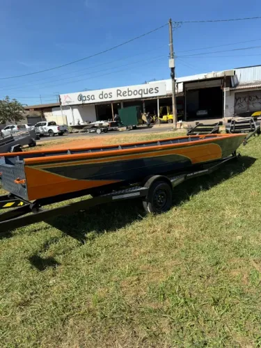 Barco para Pesca Esportiva - Leve e Ágil .