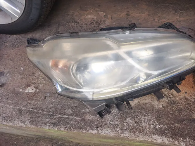 Farol peugeot 208 ano 2015