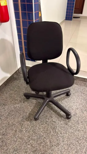 Cadeira pequena preta estilo poltrona usada