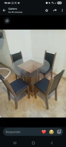 Mesa e 4 cadeias novo, sem uso
