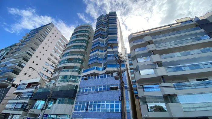 Locação anual: Edifício Ordenes Pena 3 quartos sendo 2 suítes na Praia do Morro.
