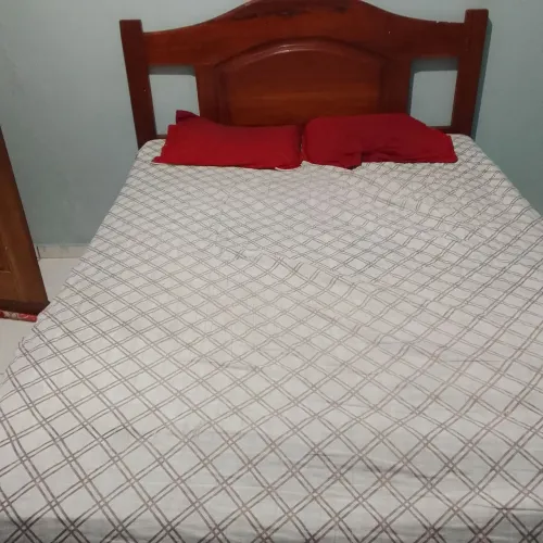 Vendo essa cama de casal de macacaúba com colchão 