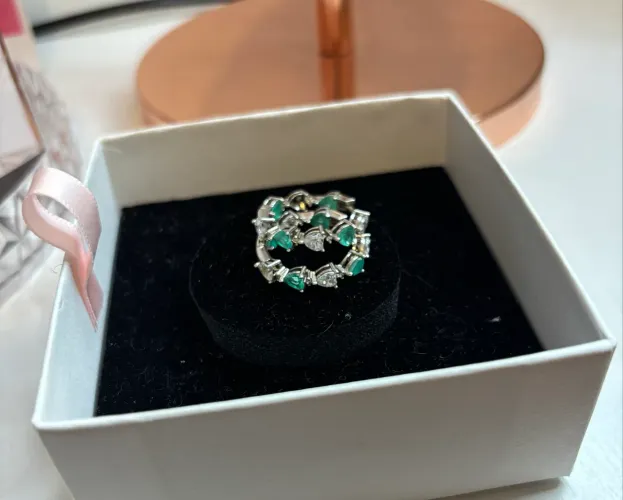 Argolas Prateadas Cravejadas com Pedras Verdes e zircônias Transparentes