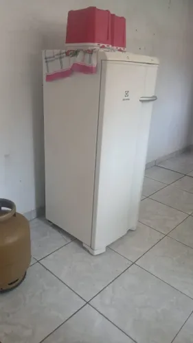Frezzer de uso doméstico vertical em ótimas condições.  Telefone  *.  