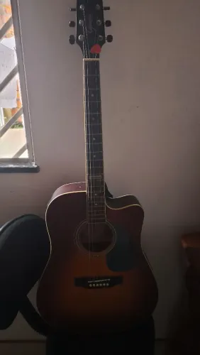 vendo violão eletroacústico da Giannini, bem conservado, vai com acessórios.