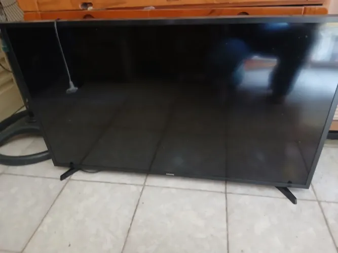 Vendo TV usada para quem trabalha com peças