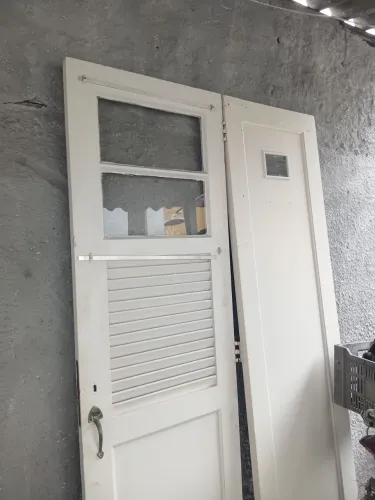 2 portas e uma janela