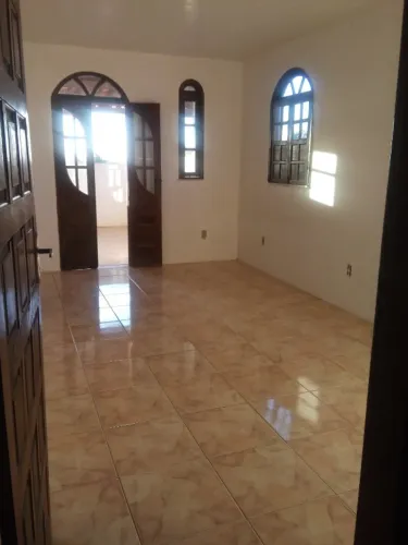 Casa Ampla em Paripe | Dois Pavimentos | 2 Suítes + Banheiro social