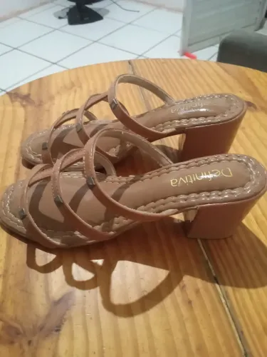 Vende-se essa sandália tamanco de número 37 38