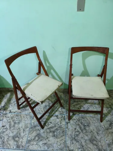 Cadeira antiga dobrável em madeira