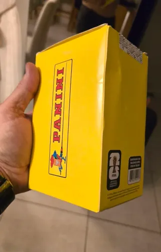 Pacotinho de figurinha do Box com 100 Panini - copa 2026
