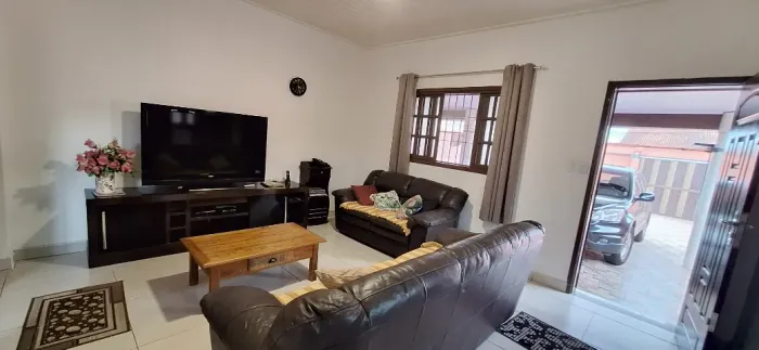 Linda e funcional casa em Mongaguá! Ideal para quem deseja investir ou morar no litoral.