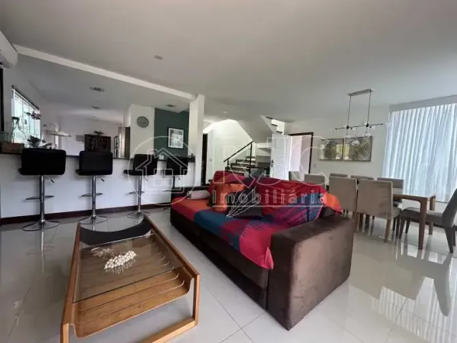 Imóvel para venda possui 350 metros quadrados com 5 quartos em Vargem Grande - Teresópolis