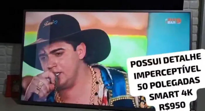 possui detalhe TV 50 POLEGADAS SMART 4K FAÇO ENTREGA DEIXO INSTALADA GARANTIA 3 MESES