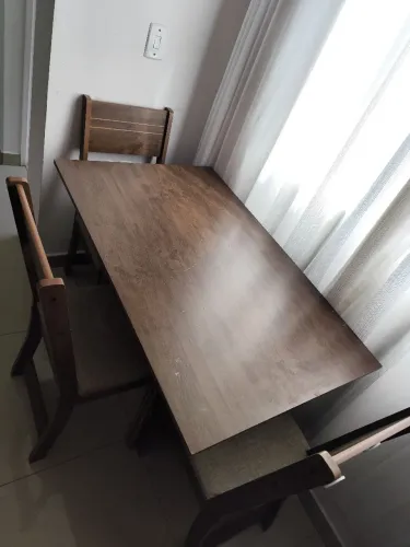 Mesa com 3 cadeiras.