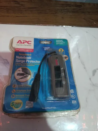 Protetor contra surtos elétricos (filtro de linha portátil) da marca APC