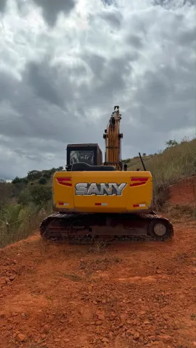 VENDO ESCAVADEIRA 