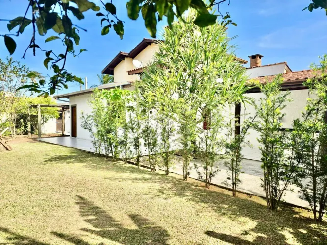 Casa à Venda em condomínio na praia do Massaguaçu