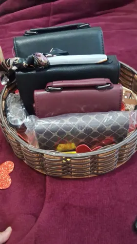 Cesta com 3 bolsas 1carteira e 1cinto
