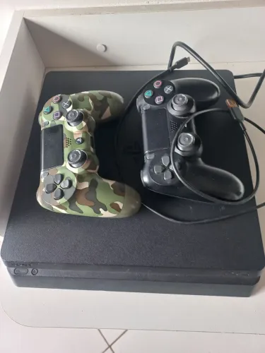 Playstation 4 slim com 2 controles 1.400 pra vender logo 