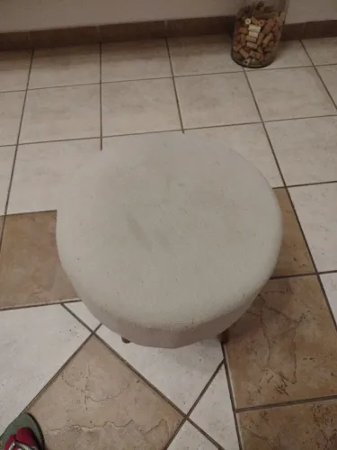Banqueta com pe de madeira 