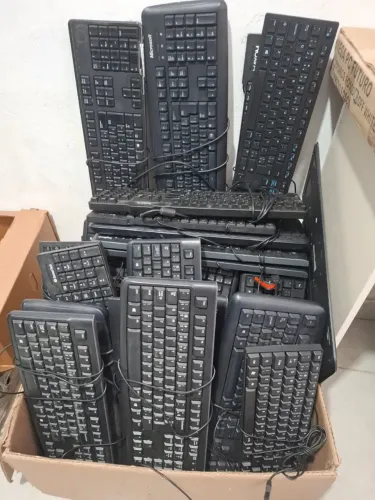 Lote 50 teclados com algumas letras apagadas