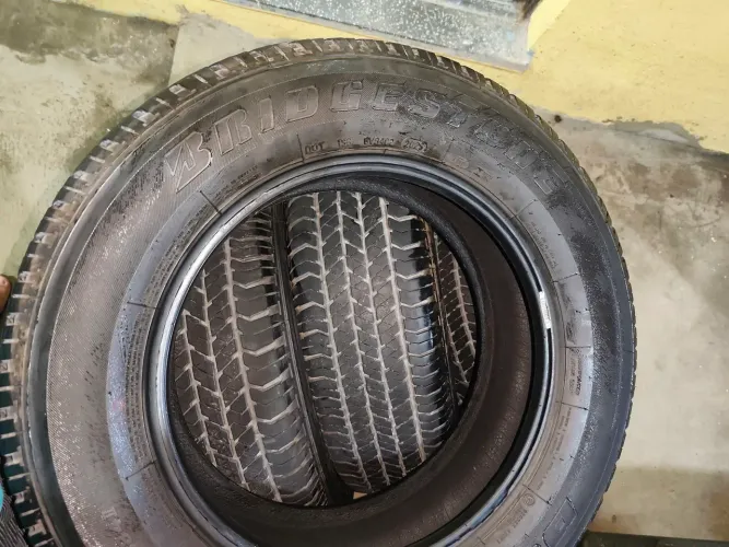 Pneu 215 65 16, (Bridgestone Dueler)Vedo somente se for as 4 unidades juntas.