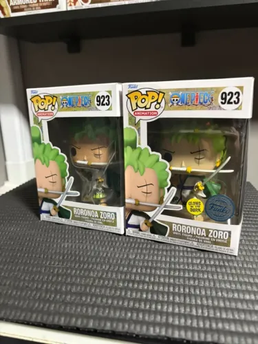 Dupla Roronoa Zoro - Regular + GITD - 2 funkos one piece