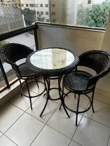 Conjunto Bistrô Varanda - Mesa com Tampo de Vidro + 2 Cadeiras Giratórias