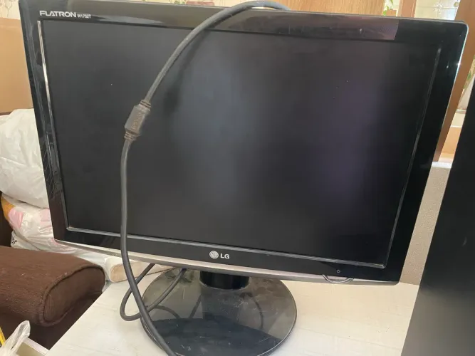 Escrivaninha e computador
