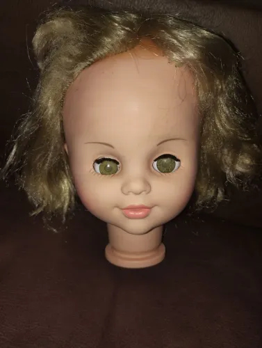 Cabeça avulsa de boneca antiga.