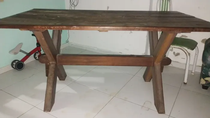 Mesa de madeira maciça