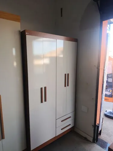 Guarda roupa solteiro 4 portas e 2 gavetas