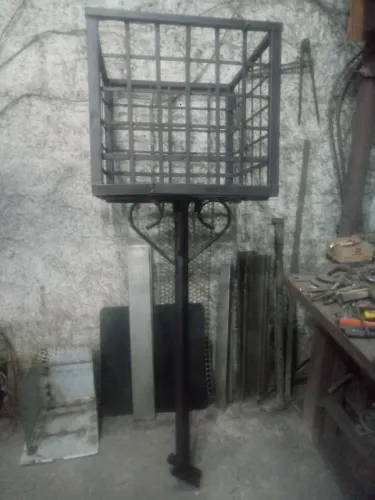 Lixeira bem fechada.  Boa. Pintada