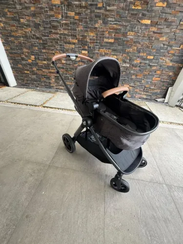 Carrinho de bebê muito novo 