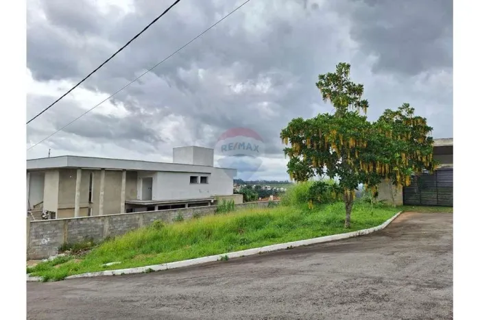 Perto do Centro, em condomínio fechado, lote com 602m, na parte alta, vista linda, em uma