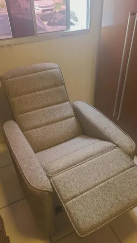 Poltrona seminova - conforto e elegância.
