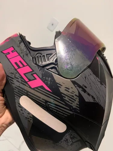 Capacete cm apenas 6 meses de uso, em ótimo estado!