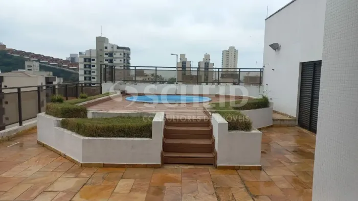 Cobertura no Guarujá com 310m², 4 vagas, 4 dormitórios (2 suítes), piscina e churrasqueira
