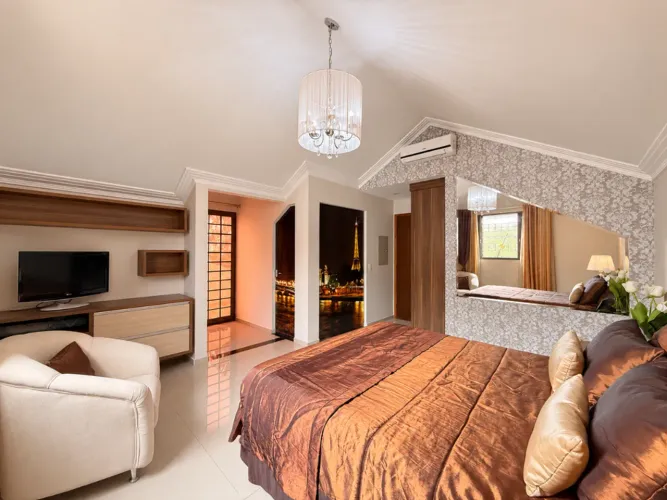 Sobrado à venda em Maringá, Residencial Moreschi, com 3 quartos, com 269.63 m²