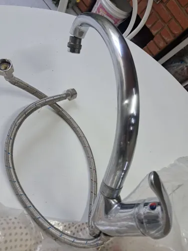 Torneira de cozinha quente e fria com as hastes flexiveis