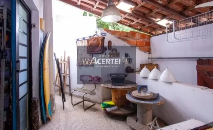 Casa à venda em São Francisco, Niterói | 4 dorms 100m²