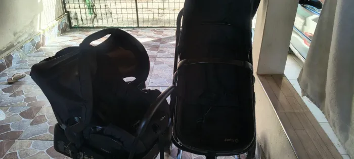 Carro Moisés com bebê conforto  da marca Safety