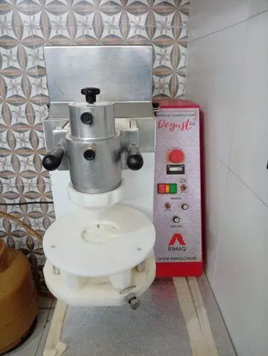 Máquina de fazer salgados Rimaq com acessórios