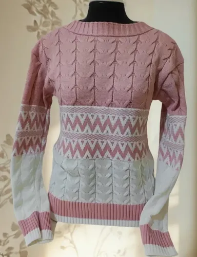suéter de tricô trançado gola alta rosa e branco