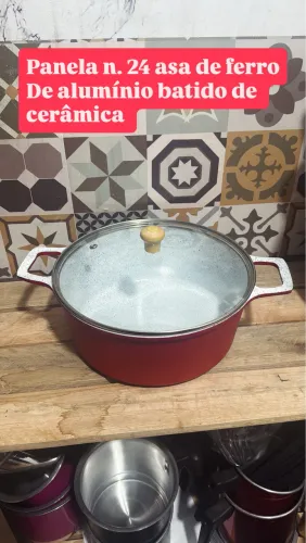 Panela de alumínio batido cerâmica número 24 com tampa de vidro e capacidade 3,2 litros