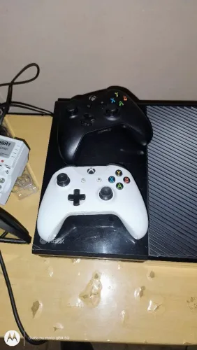Xbox one fat dois controles e três jogos com a caixa original